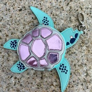 Turtle bag clip lt green,little pink mark on underneath shown in picture